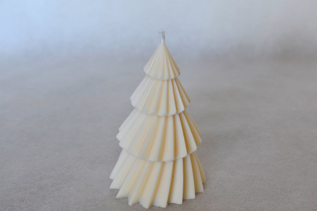 Rapswachskerze handgegossen Tannenbaum geschwungen weiss Frontansicht