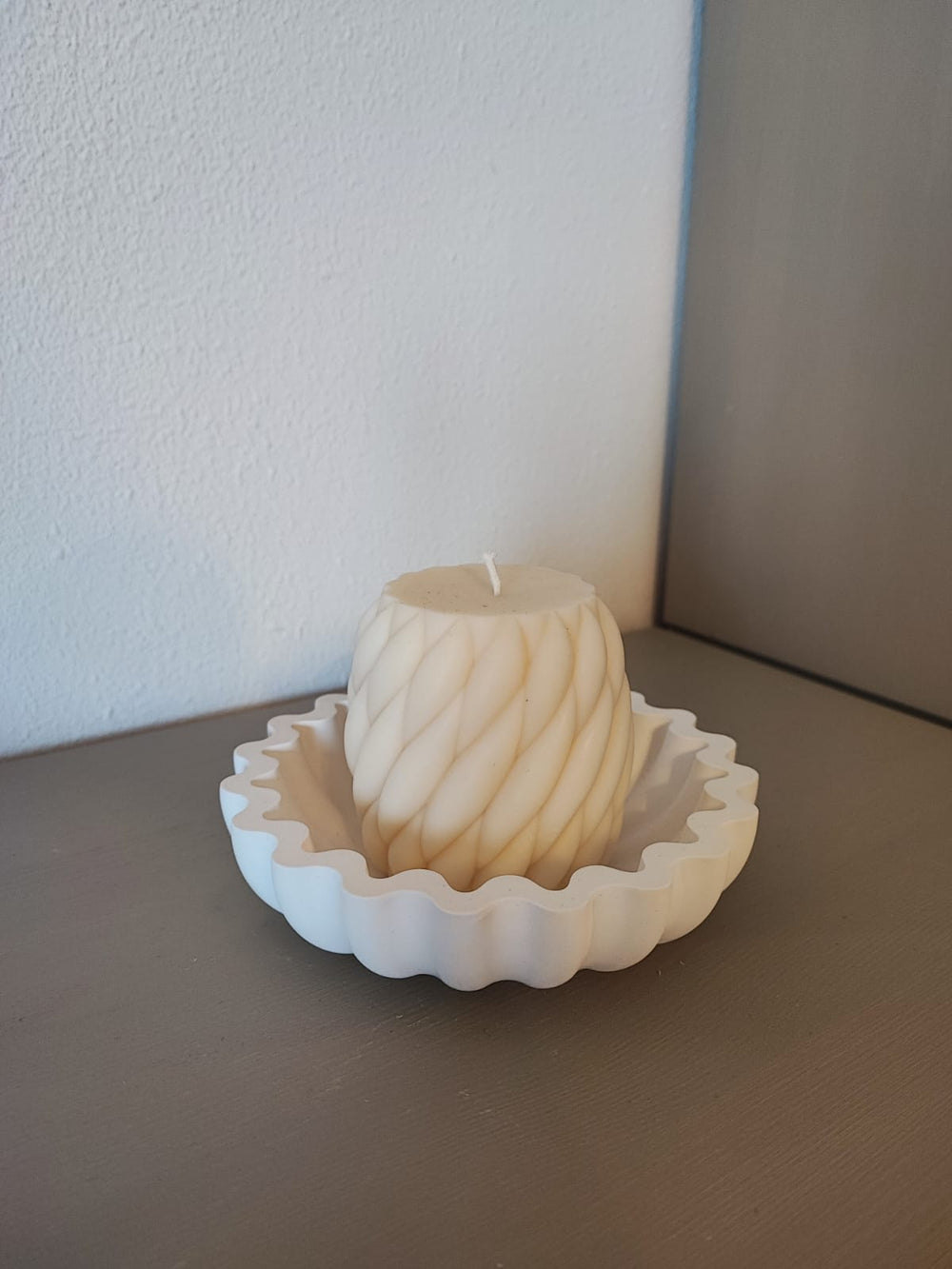 Rapswachskerze_handgegossen_Wollknaeul_mittel_weiss_in_Muschelschale_Frontansicht