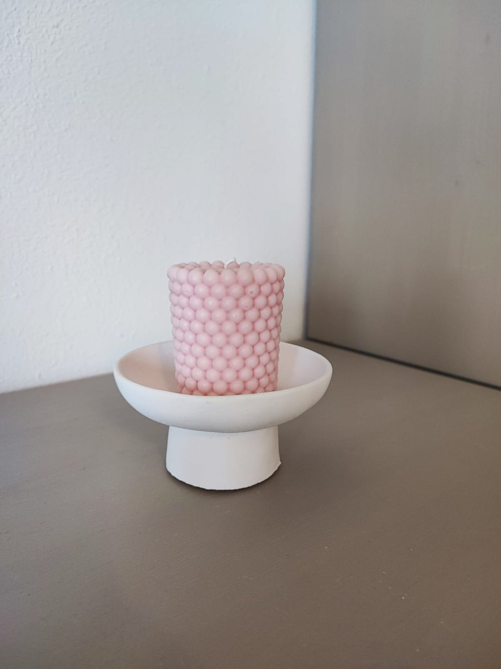 Rapswachskerze_handgegossen_rosa_auf_hoher_schale_frontansicht