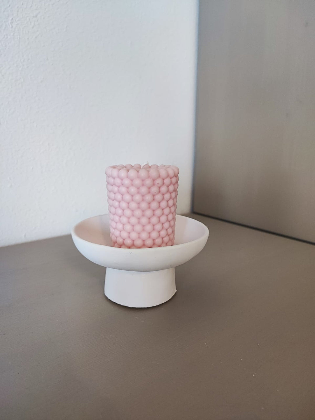 Rapswachskerze_handgegossen_rosa_auf_hoher_schale_frontansicht