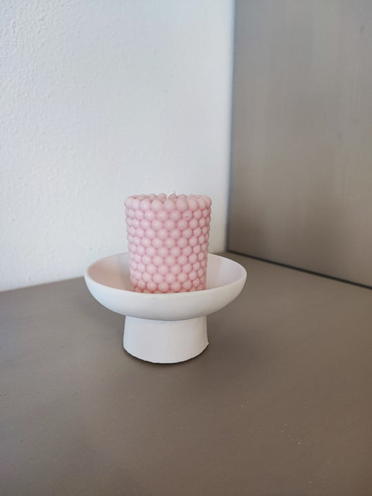 Rapswachskerze_handgegossen_rosa_auf_hoher_schale_frontansicht