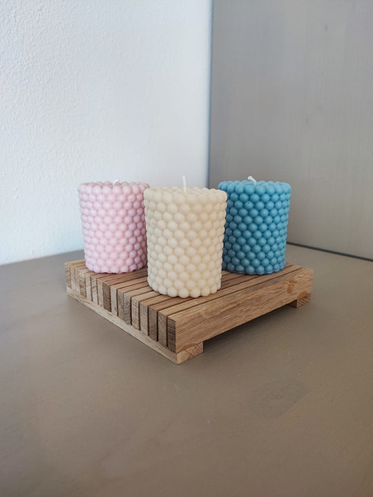 Rapswachskerze_handgegossen_set_weiss_rosa_tuerkis_auf_holzbrett_frontansicht