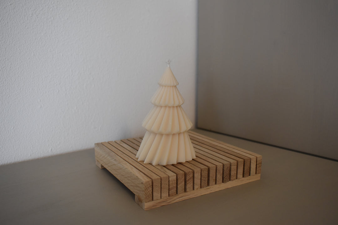 Rapswachskerzen handgegossen Tannenbaum geschwungen weiss Frontansicht auf Holzbrett