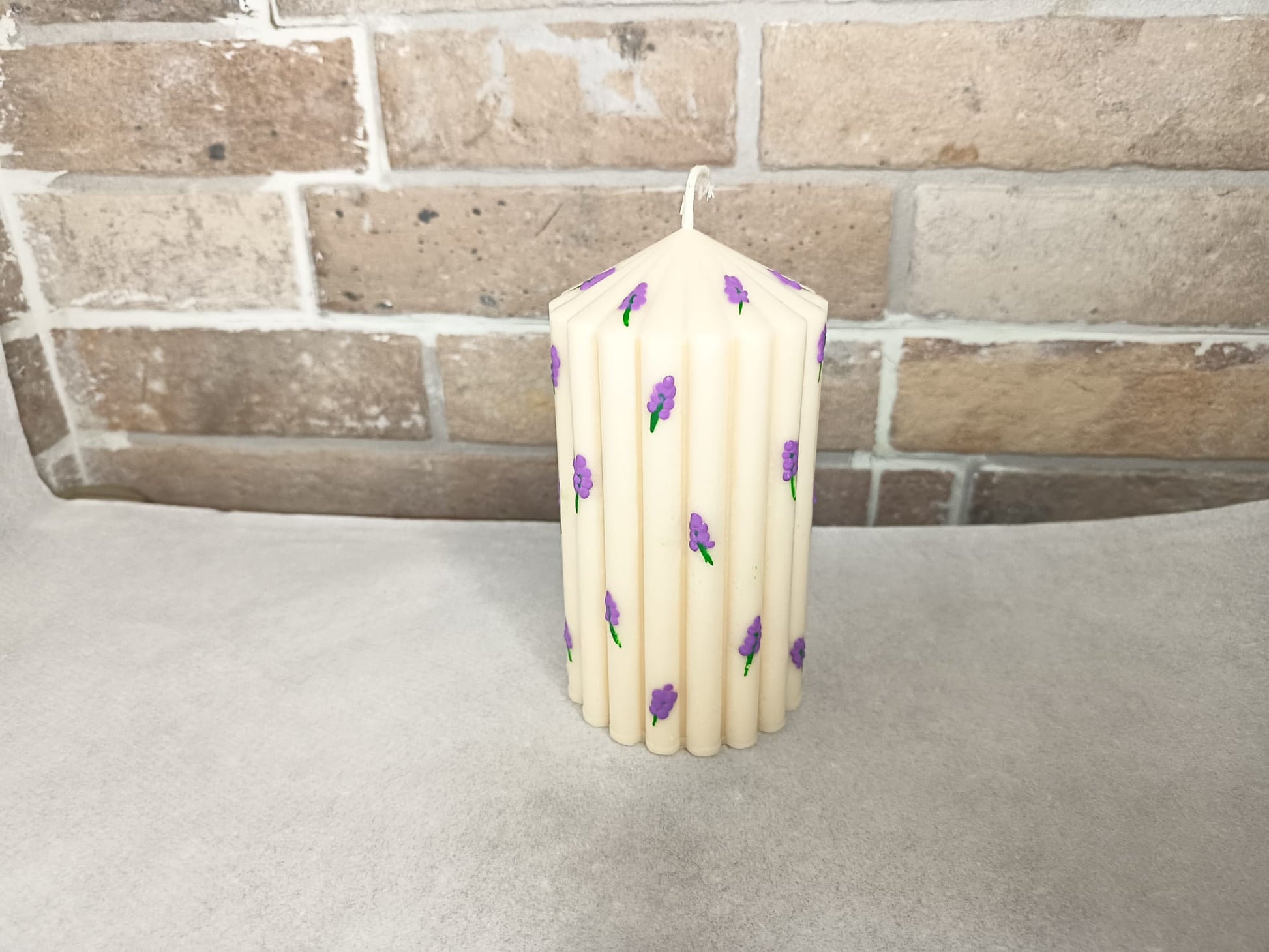 Rapswachskerze handbemalt mit Lavendel