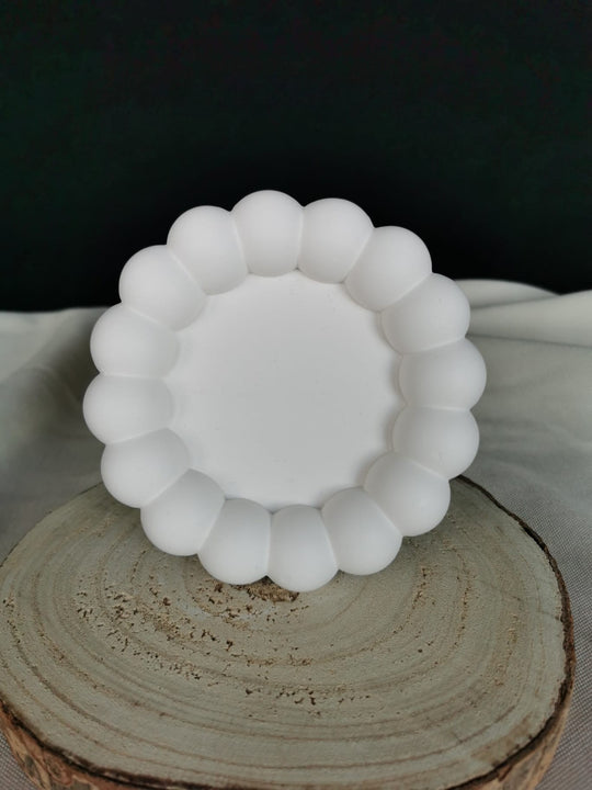 Rundes Dekotablett mit Kugelrand – Handgemachte Ablageschale Weiß | Keramik-Look & modernes Design