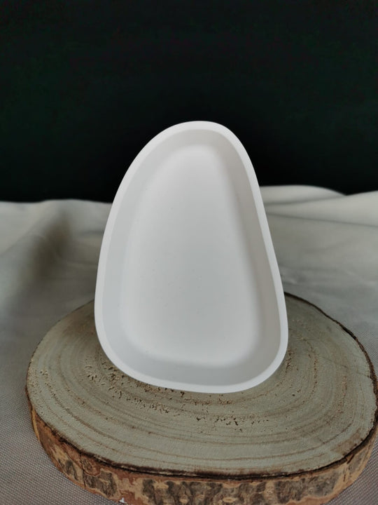 Weiße, organisch geformte Ablageschale aus Keramik – modernes, handgefertigtes Design für stilvolle Dekoration und Wohnaccessoires.