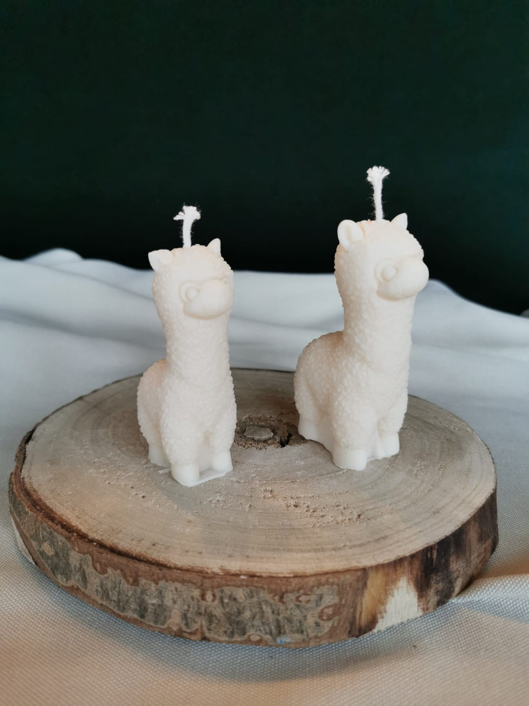 „Handgemachte Alpaka Kerzen aus nachhaltigem Rapswachs – dekoratives Alpaka Kerzen Duo auf Holzplatte, handgegossen, weiß, detailreich“