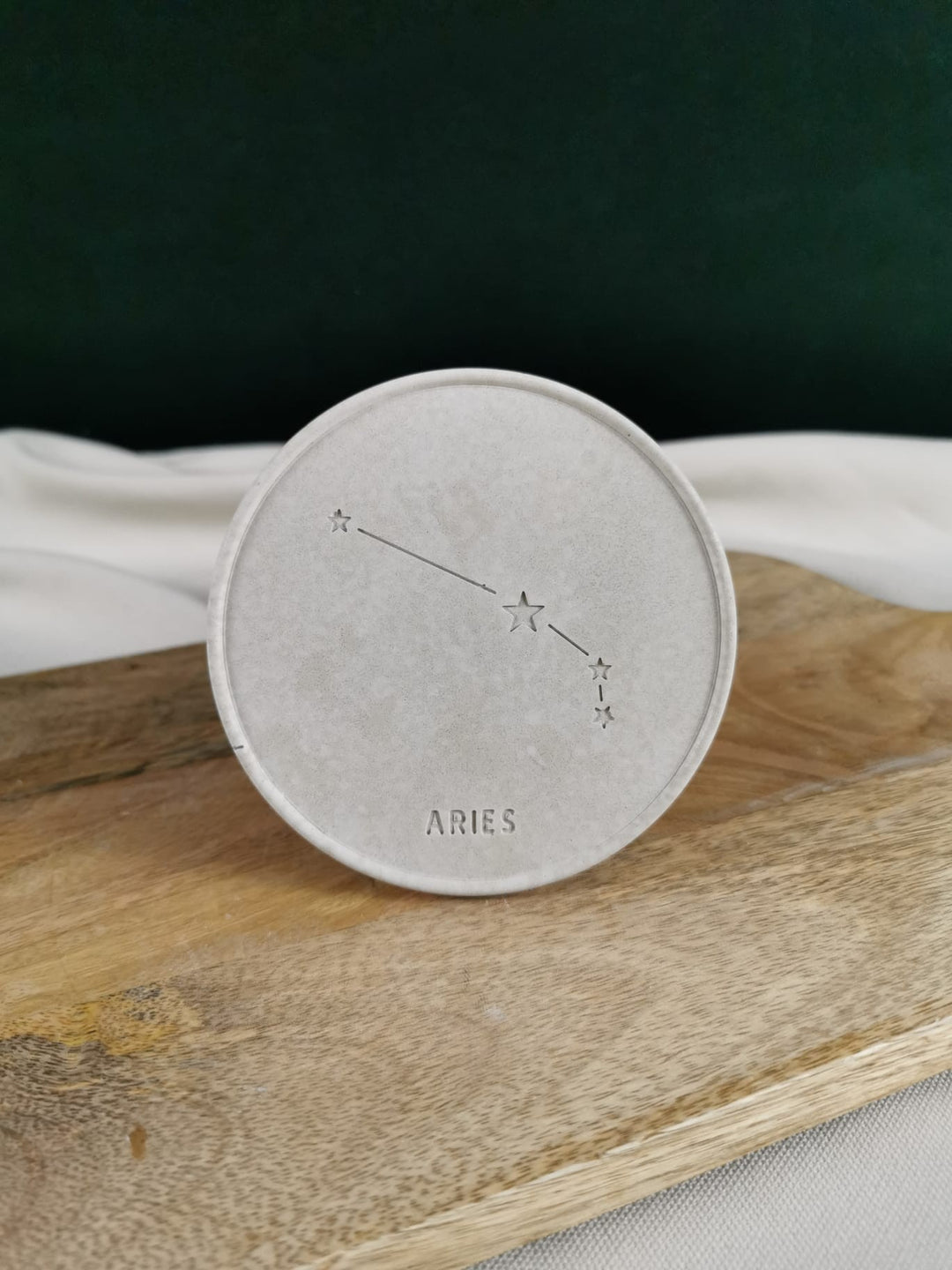 „Handgefertigter Beton-Untersetzer mit eingraviertem Aries-Sternzeichen – minimalistisches, modernes Home-Decor“