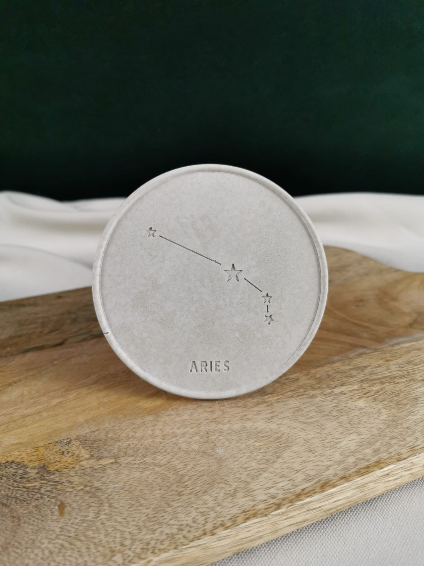 „Handgefertigter Beton-Untersetzer mit eingraviertem Aries-Sternzeichen – minimalistisches, modernes Home-Decor“
