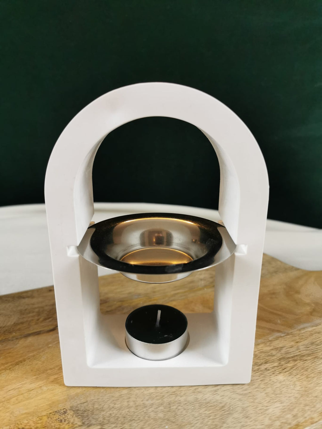 „Weiße Aromalampe in moderner Bogenform mit Metallschale – Duftwachsschmelzer für Öle und Waxmelts“