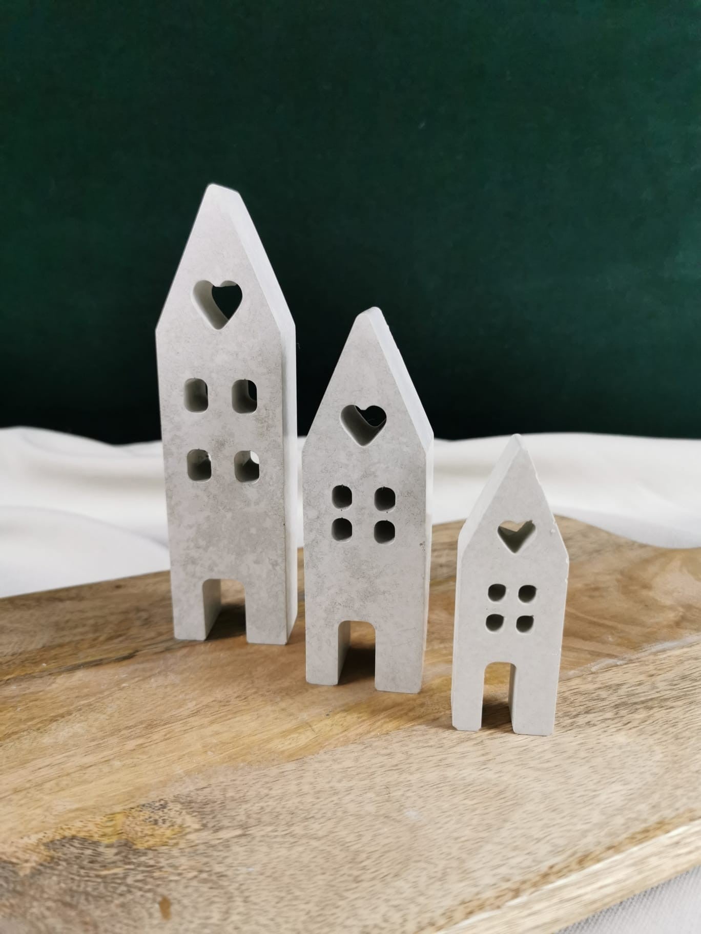 „Handgefertigte Beton Deko Häuser mit Herzfenstern in drei Größen – minimalistisches Deko Set auf Holzbrett“
