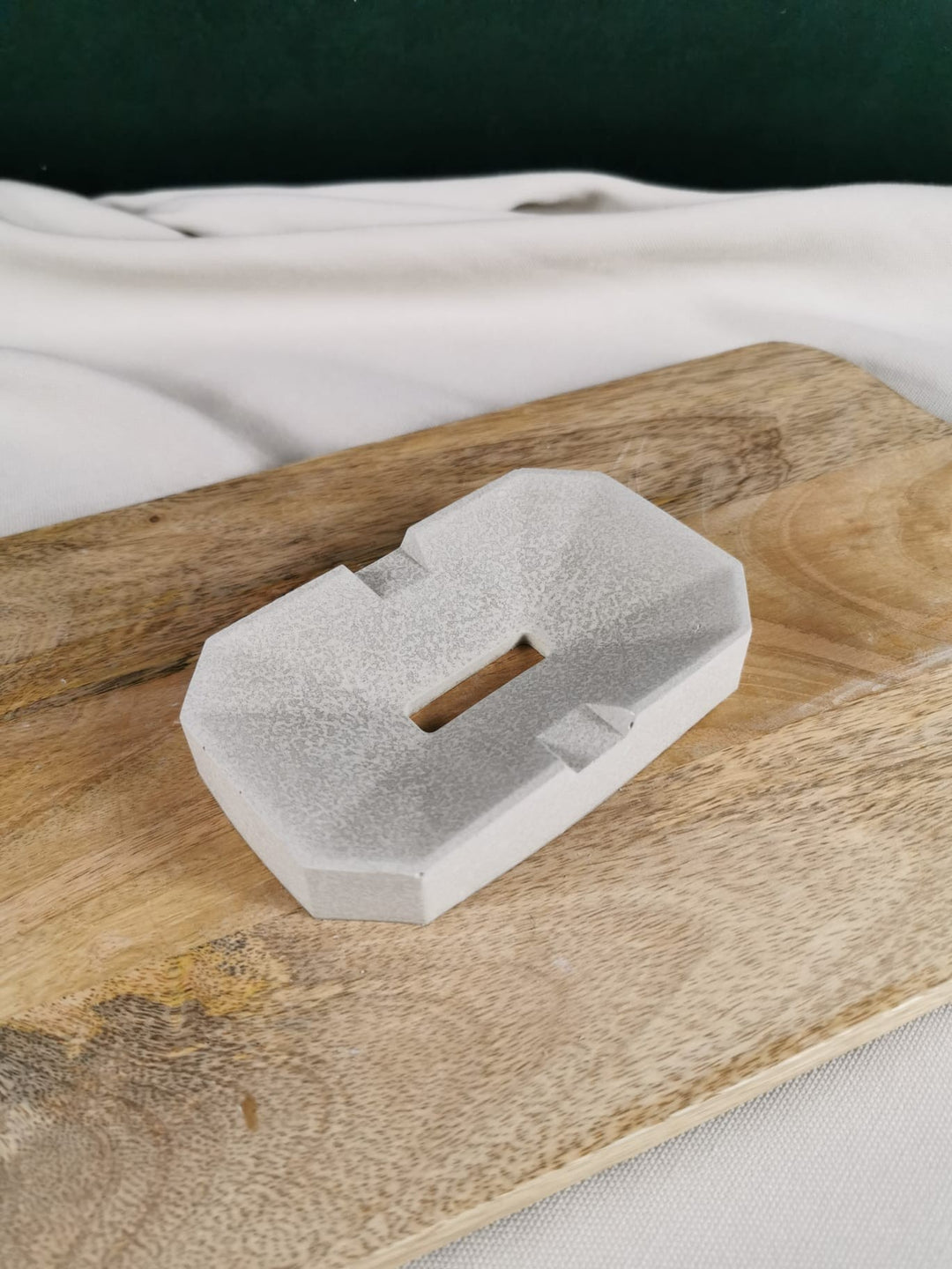 Handgefertigter geometrischer Handyhalter aus Beton in hellgrau – minimalistisches Design von Mara’s Kreativkischdle