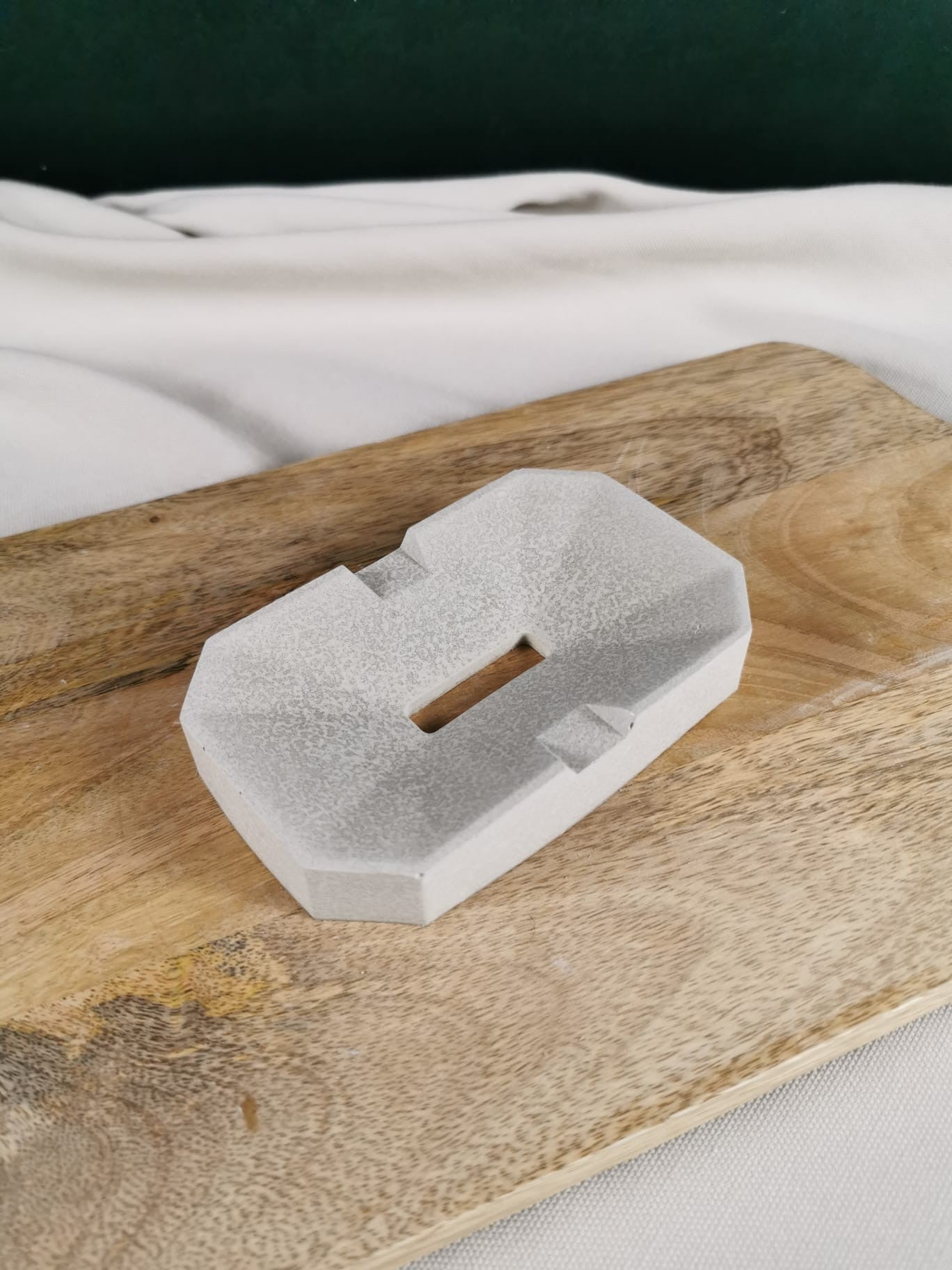 Handgefertigter geometrischer Handyhalter aus Beton in hellgrau – minimalistisches Design von Mara’s Kreativkischdle