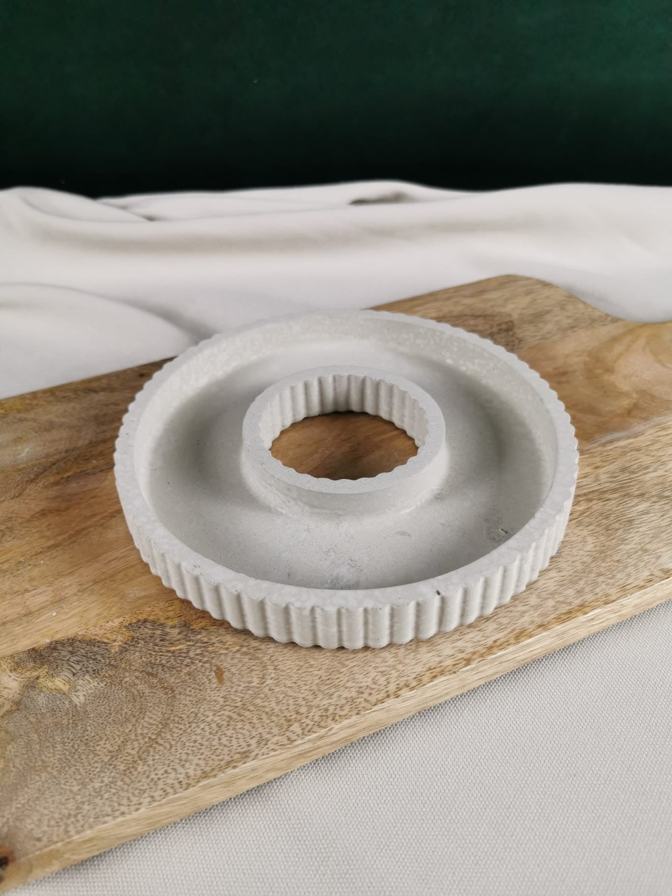 „Runder grauer Beton-Kerzenhalter mit feiner Rillenstruktur – handgefertigtes minimalistisches Design von Mara’s Kreativkischdle.“