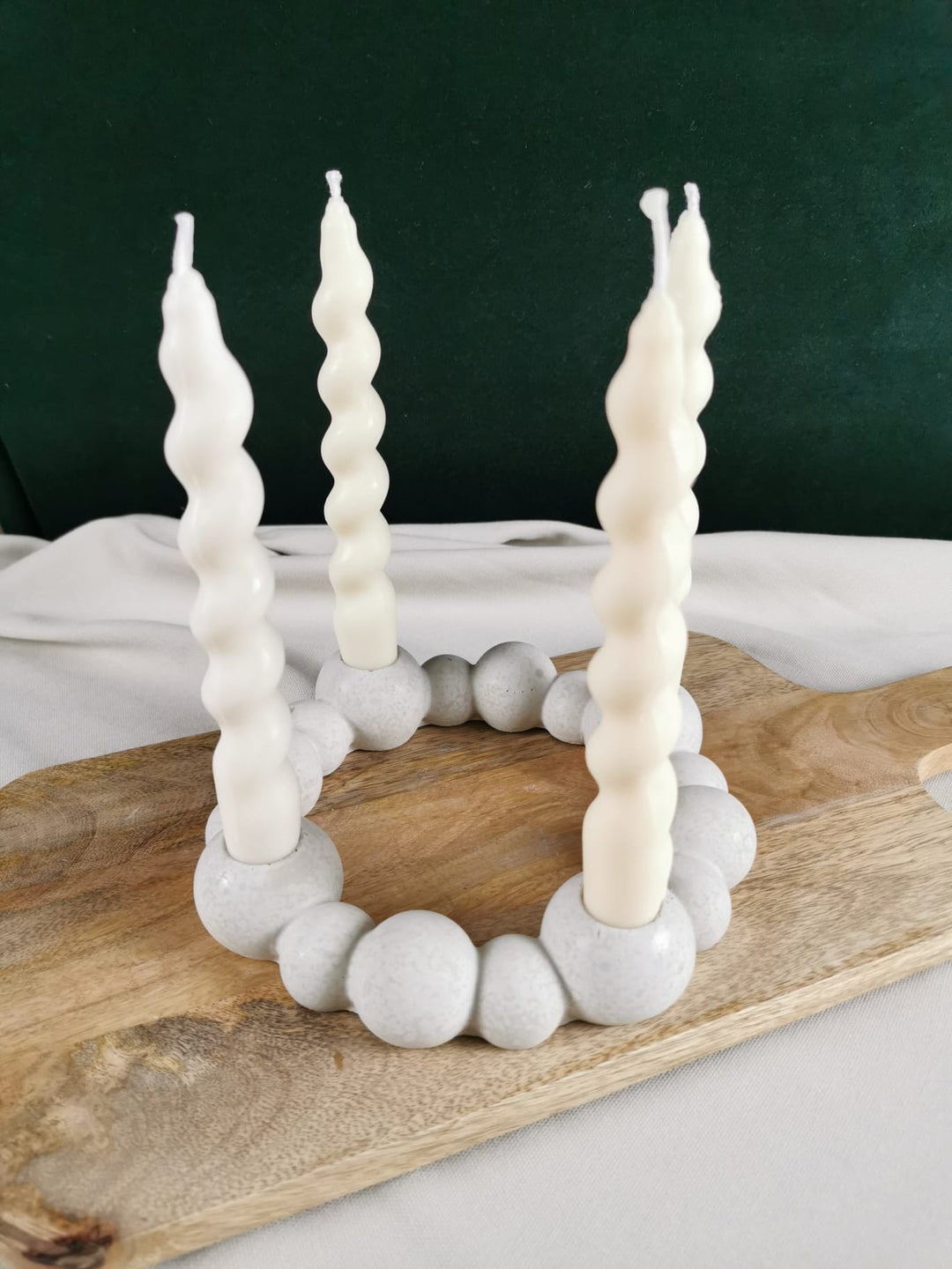 „Handgefertigter runder Kerzenhalter aus Beton mit Kugelstruktur für vier Kerzen – moderner Adventskranz im minimalistischen Stil.“
