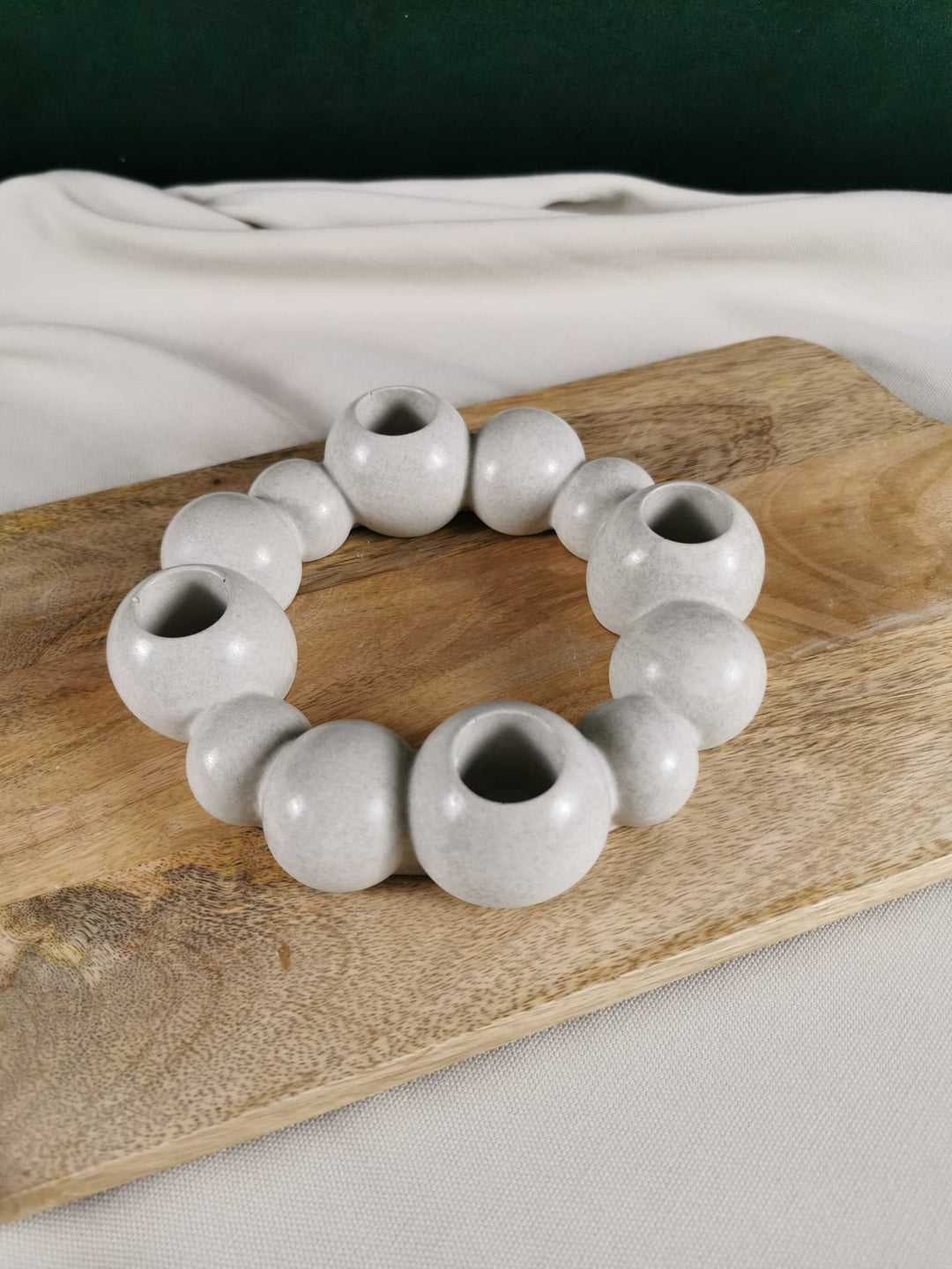 Handgefertigter runder Beton-Kerzenring in skandinavischem Design mit mehreren Öffnungen für Teelichter – minimalistische Deko aus Beton.