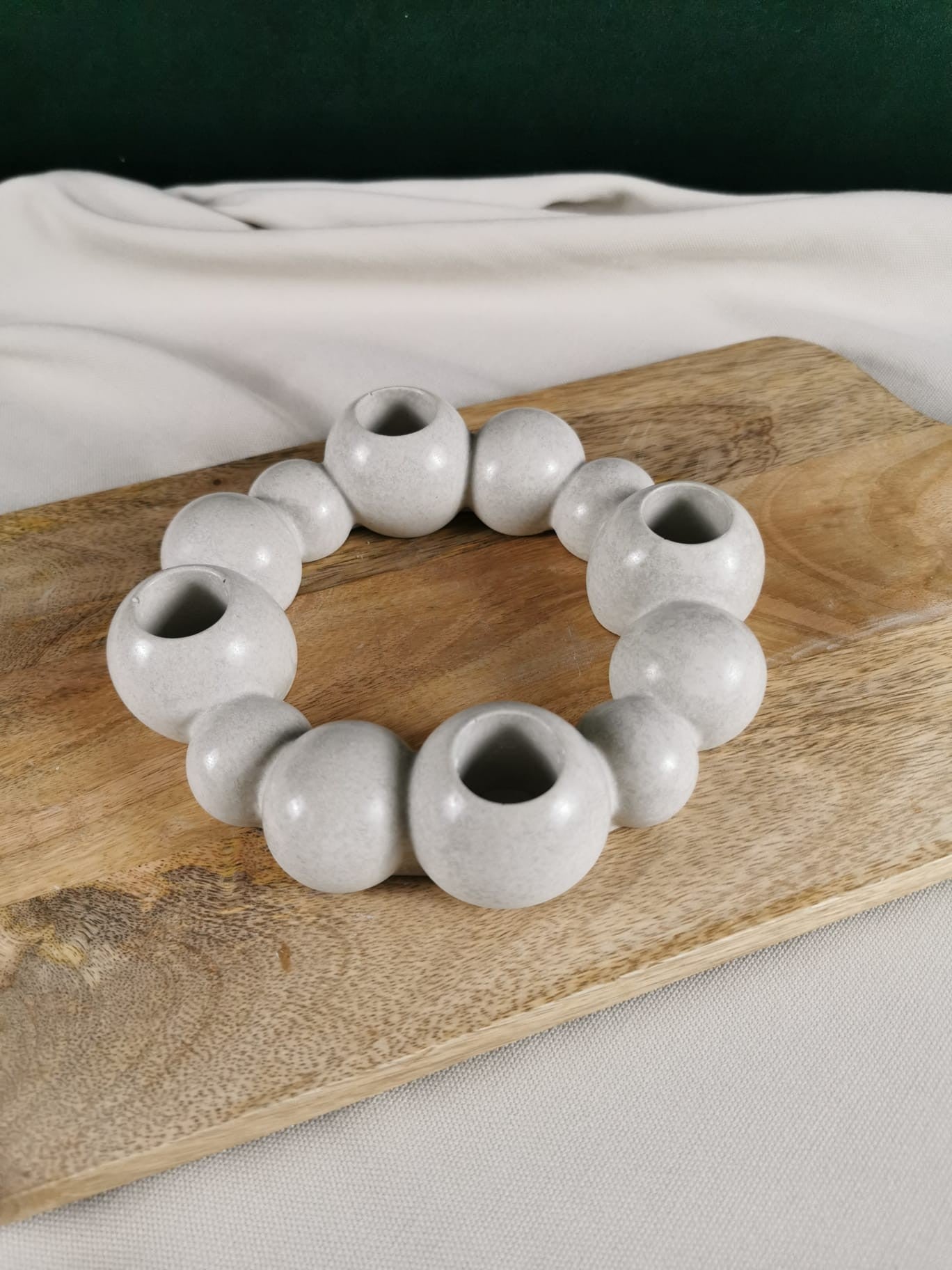 Handgefertigter runder Beton-Kerzenring in skandinavischem Design mit mehreren Öffnungen für Teelichter – minimalistische Deko aus Beton.