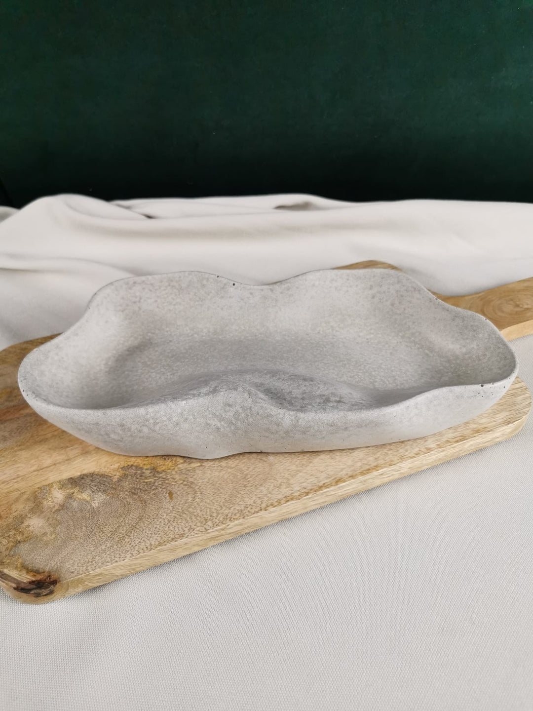 Handgemachte organische Betonschale in grauer Natursteinoptik auf Holzuntergrund – dekorative Ablageschale von Mara’s Kreativkischdle