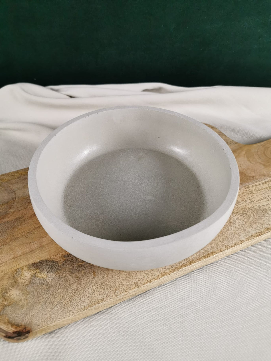 Handgegossene minimalistische runde Beton-Schale in hellem Grau auf Holzuntergrund – moderne Deko- und Aufbewahrungsschale.