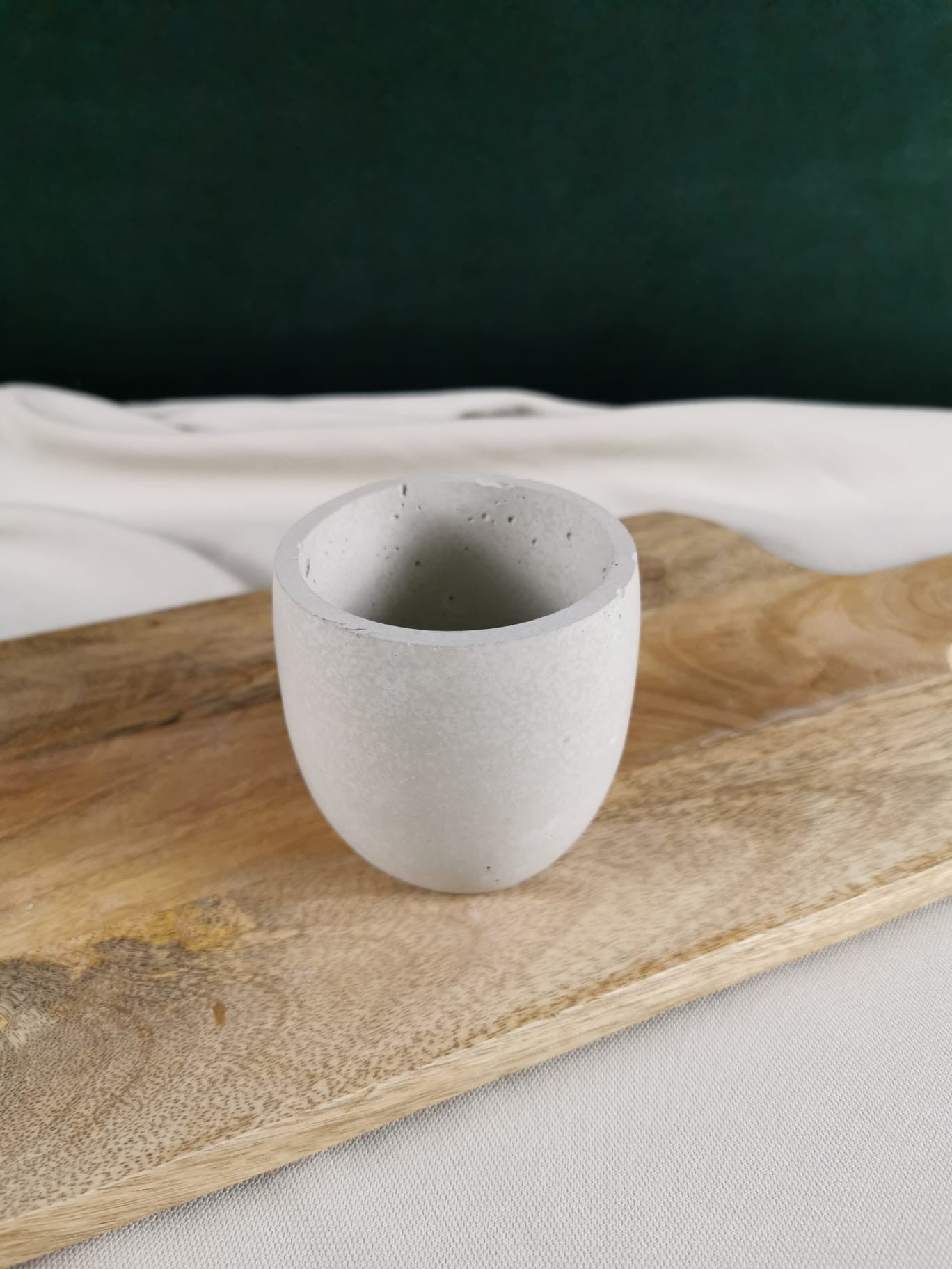 Kleine handgemachte runde Beton-Schale in hellem Grau, minimalistisch und modern, ideal als Deko-Schale oder für Kerzen und kleine Gegenstände