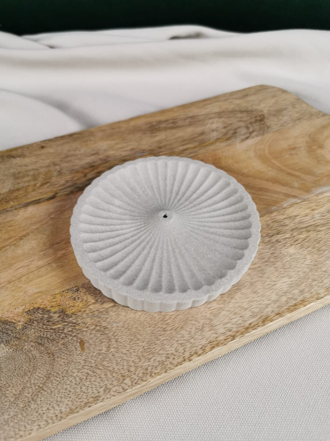 „Handgemachte graue Beton-Schale mit organischer Wellenform als Deko- und Ablageschale – minimalistische Shell Bowl auf Holzuntergrund.“