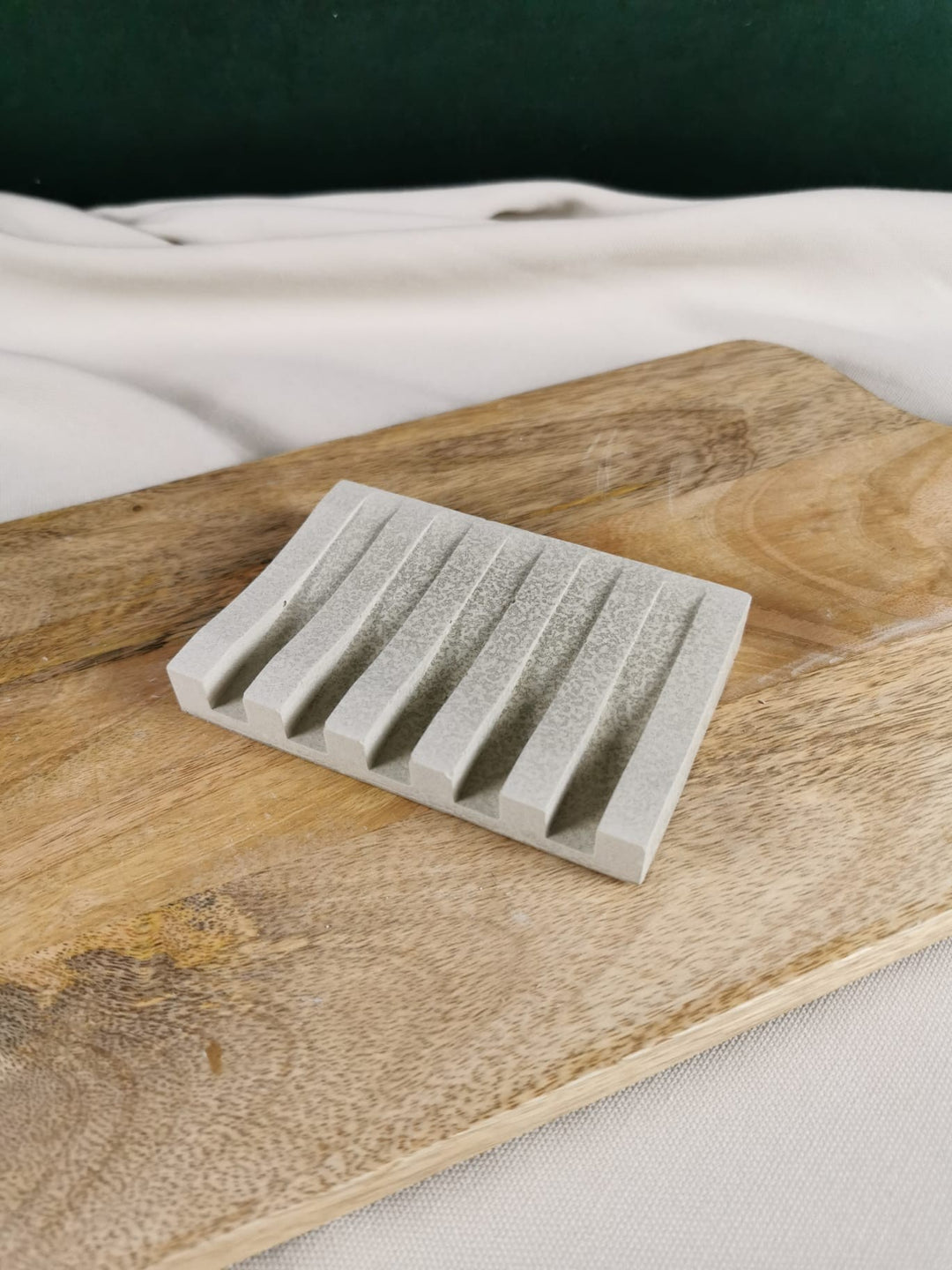 „Handgemachte graue Beton-Seifenschale mit modernen Rillen – minimalistisches, nachhaltiges Bad-Accessoire aus Beton“