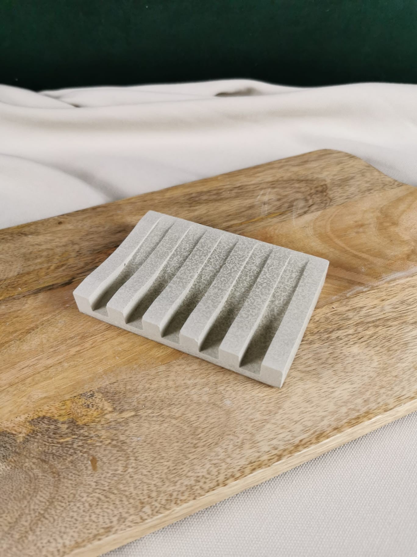 „Handgemachte graue Beton-Seifenschale mit modernen Rillen – minimalistisches, nachhaltiges Bad-Accessoire aus Beton“