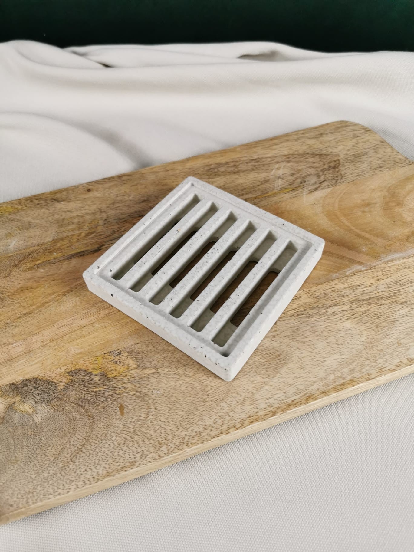 „Handgefertigte minimalistische Betonseifenschale mit Rillen – moderne Seifenablage für Bad & Küche, langlebig und stilvoll.“