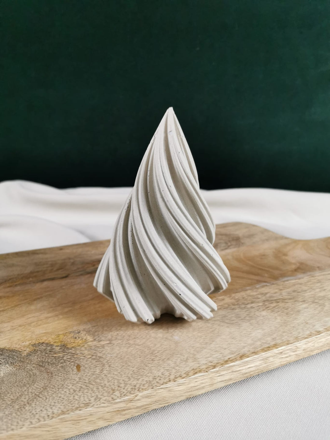 „Handgefertigter dekorativer Beton-Tannenbaum mit geschwungener Struktur – moderne Winter- und Weihnachtsdeko aus Beton“