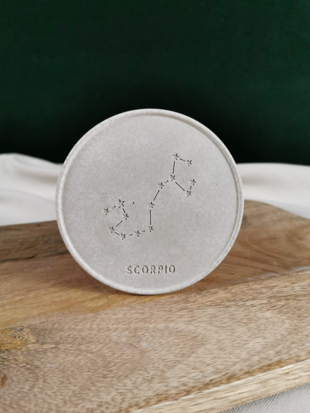 Handgegossenes Beton-Tannenbäumchen als stilvolle Winter- und Weihnachtsdeko, minimalistisch, modern, in hellgrauem Beton.