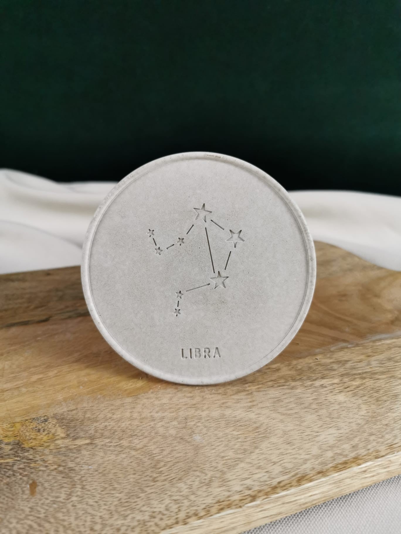 „Handgefertigter Betonuntersetzer mit eingraviertem Sternzeichen Waage (Libra) – minimalistisches, modernes Wohnaccessoire aus Beton.“