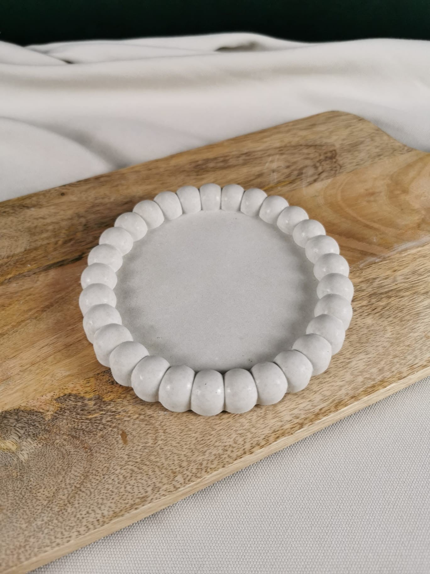 „Handgefertigter Beton-Untersetzer mit elegantem Perlenrand – moderne, minimalistische Deko-Schale für Kerzen und Wohnaccessoires.“