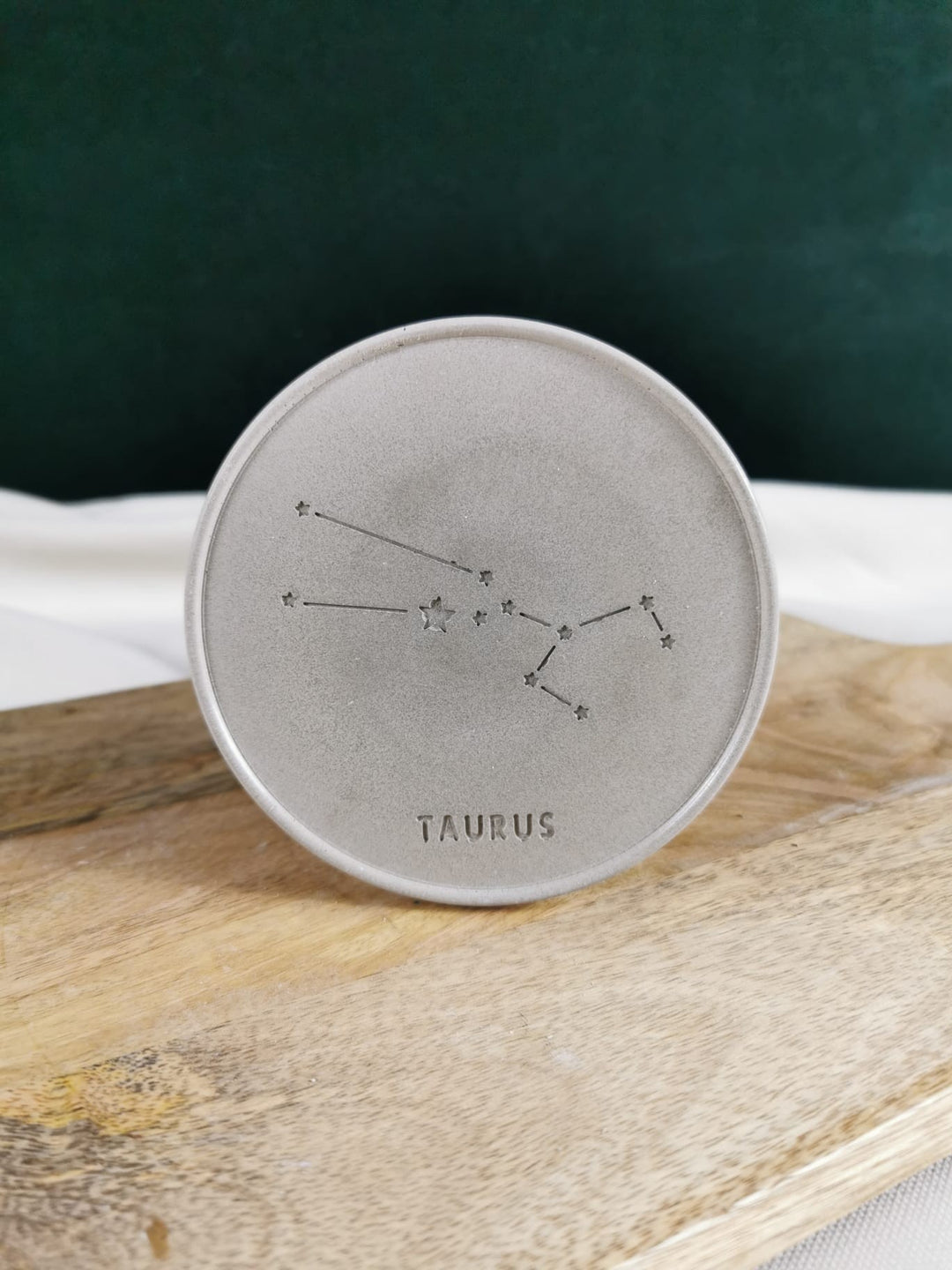 „Handgemachter Beton-Untersetzer mit eingraviertem Sternbild Taurus (Stier) – minimalistisches, modernes Geschenk für Astrologie-Fans.“
