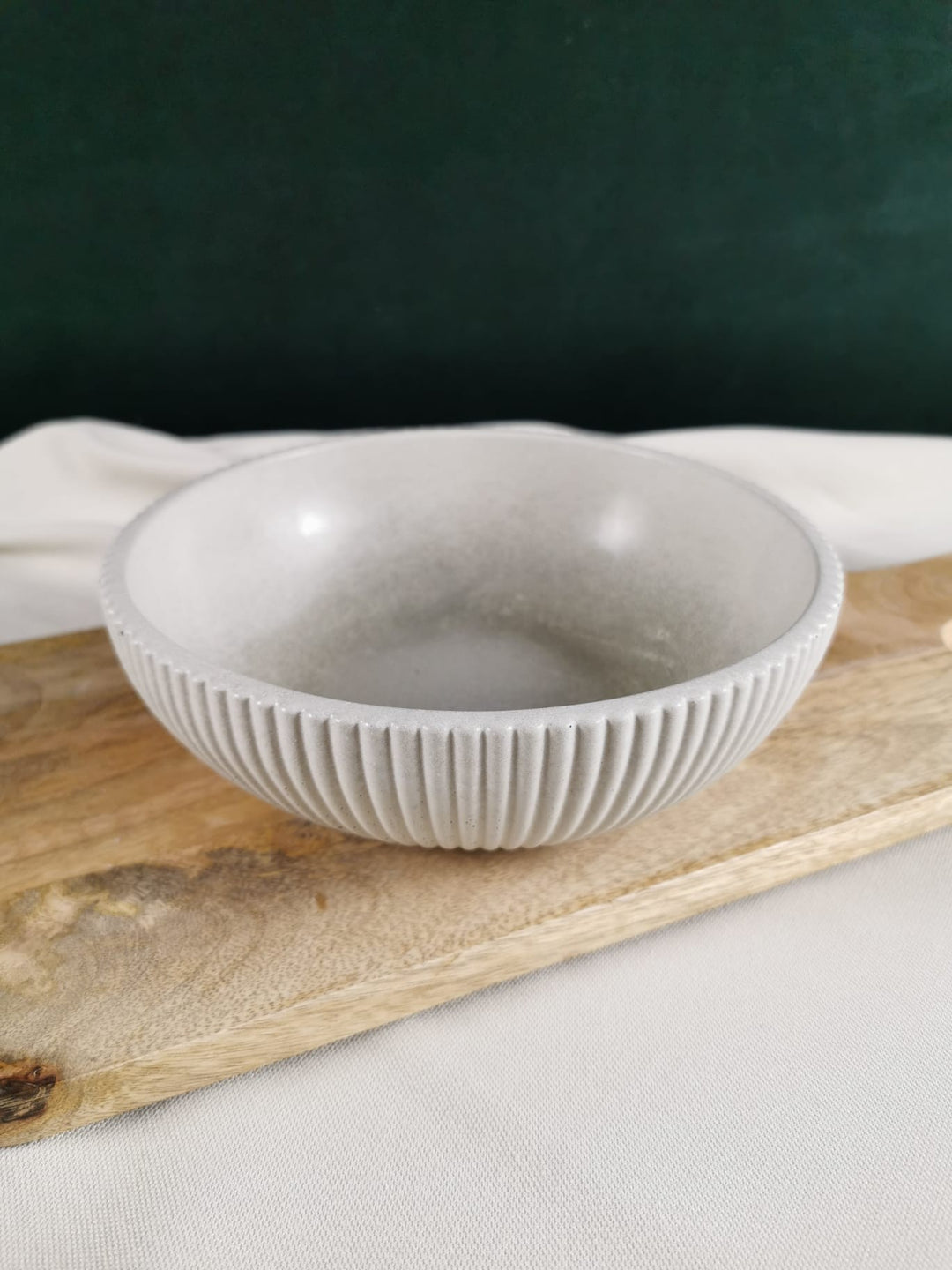 „Handgefertigter Beton-Weihnachtsbaum mit eleganter, gedrehter Struktur – modernes, minimalistisches Winter- und Weihnachtsdekor.“