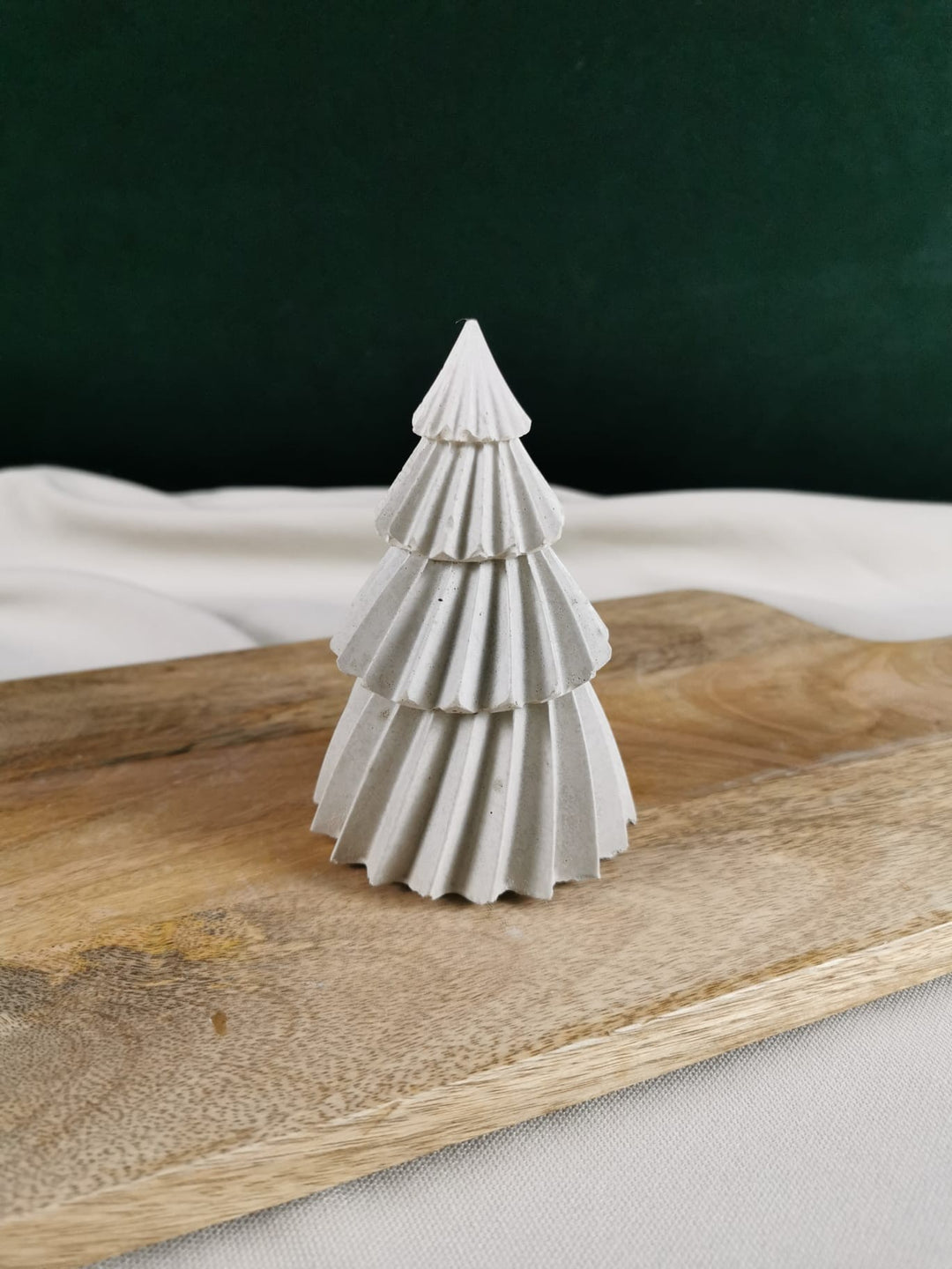 „Handgefertigter gedrehter Weihnachtsbaum aus Beton in elegantem, modernem Design – dekorative Winter- und Weihnachtsdekoration.“