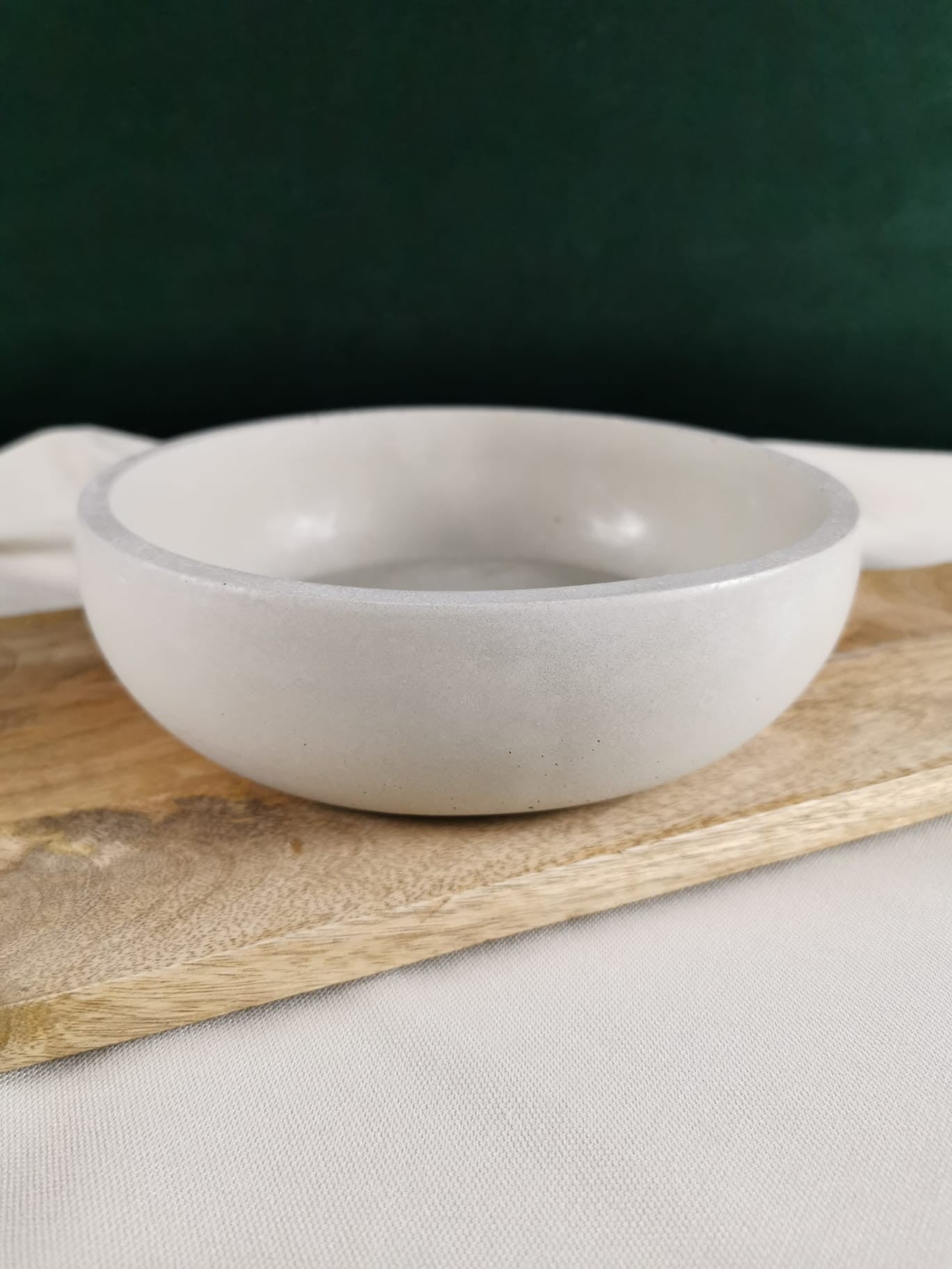 „Minimalistische handgegossene Betonschale in hellem Grau auf Holzuntergrund – moderne Deko-Schale für Zuhause“