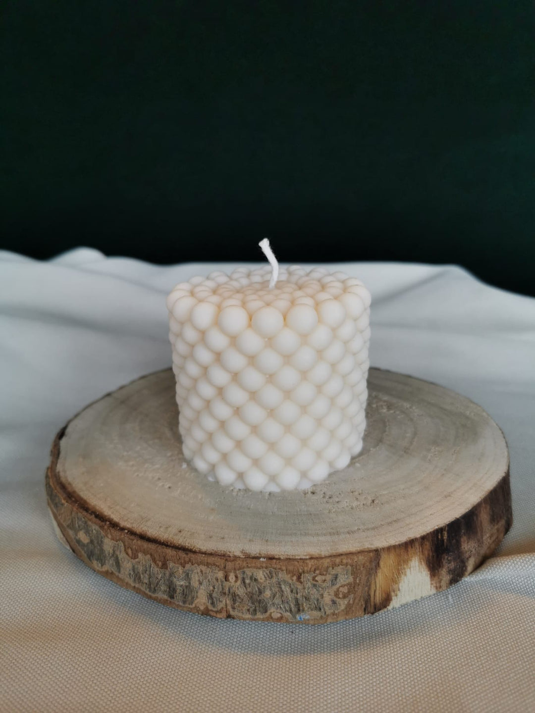 „Handgemachte weiße Bubble-Kerze aus nachhaltigem Rapswachs – runde Bubbles, moderne Deko-Kerze, vegane Naturkerze“