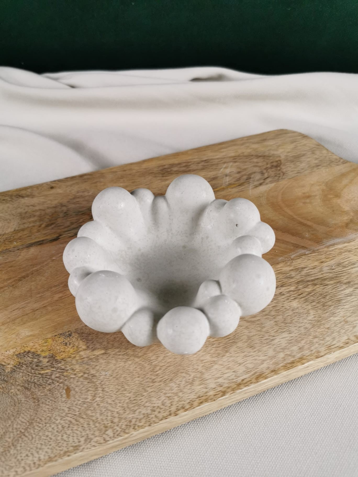 „Handgefertigte Bubble Schale aus Beton – moderne, organische Deko-Schale mit runden Kugelformen für Schmuck, Schlüssel oder Kerzen.“