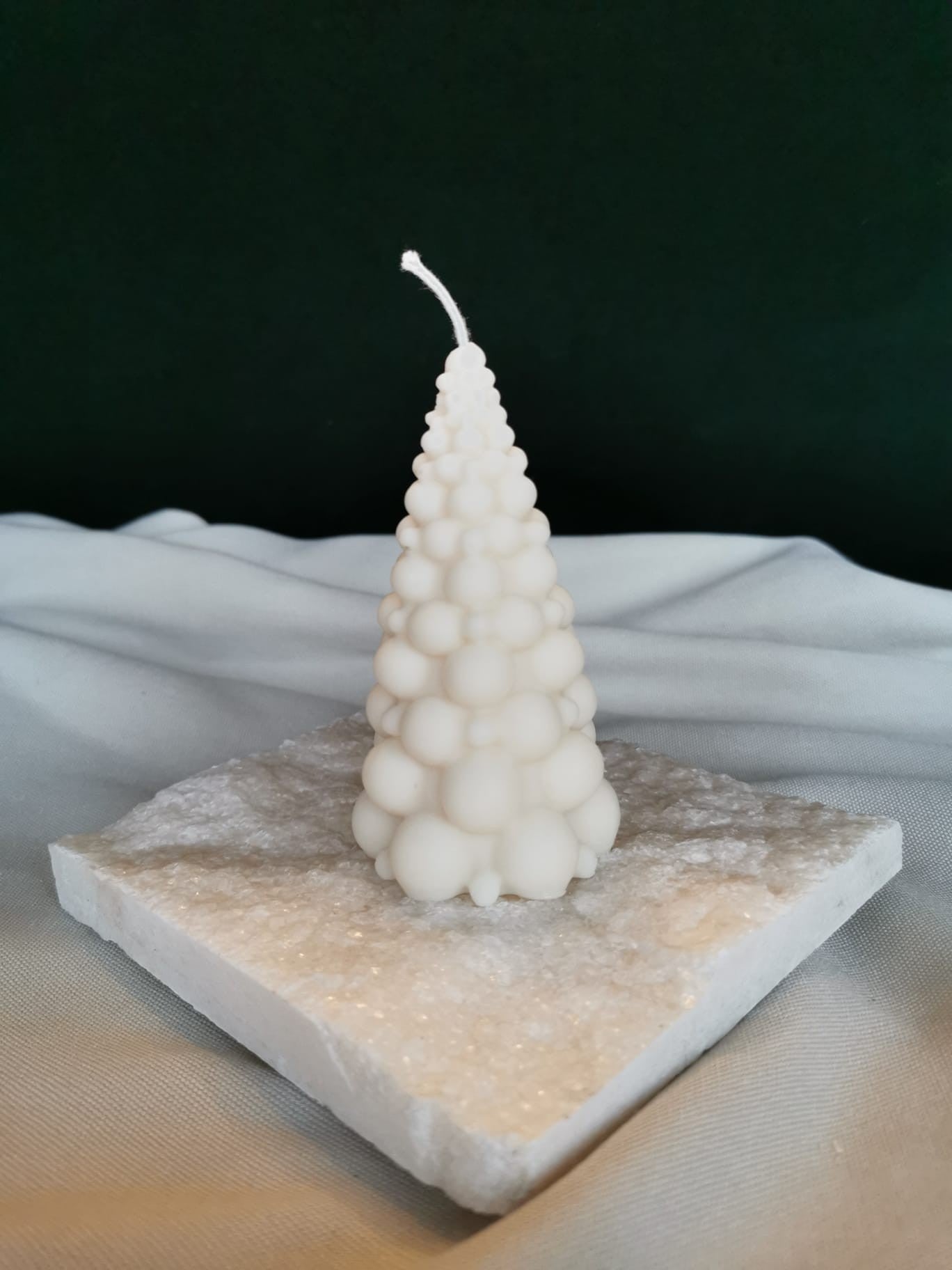 „Handgemachte Bubble-Tree Kerze aus naturweißem Rapswachs auf Holzunterlage – dekorative, nachhaltige Winter- und Weihnachtskerze.“