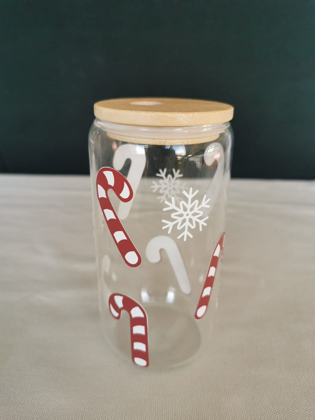 Klarer Candy Cane Glasbecher mit Bambusdeckel – Weihnachtsglas mit Zuckerstangen und Schneeflocken