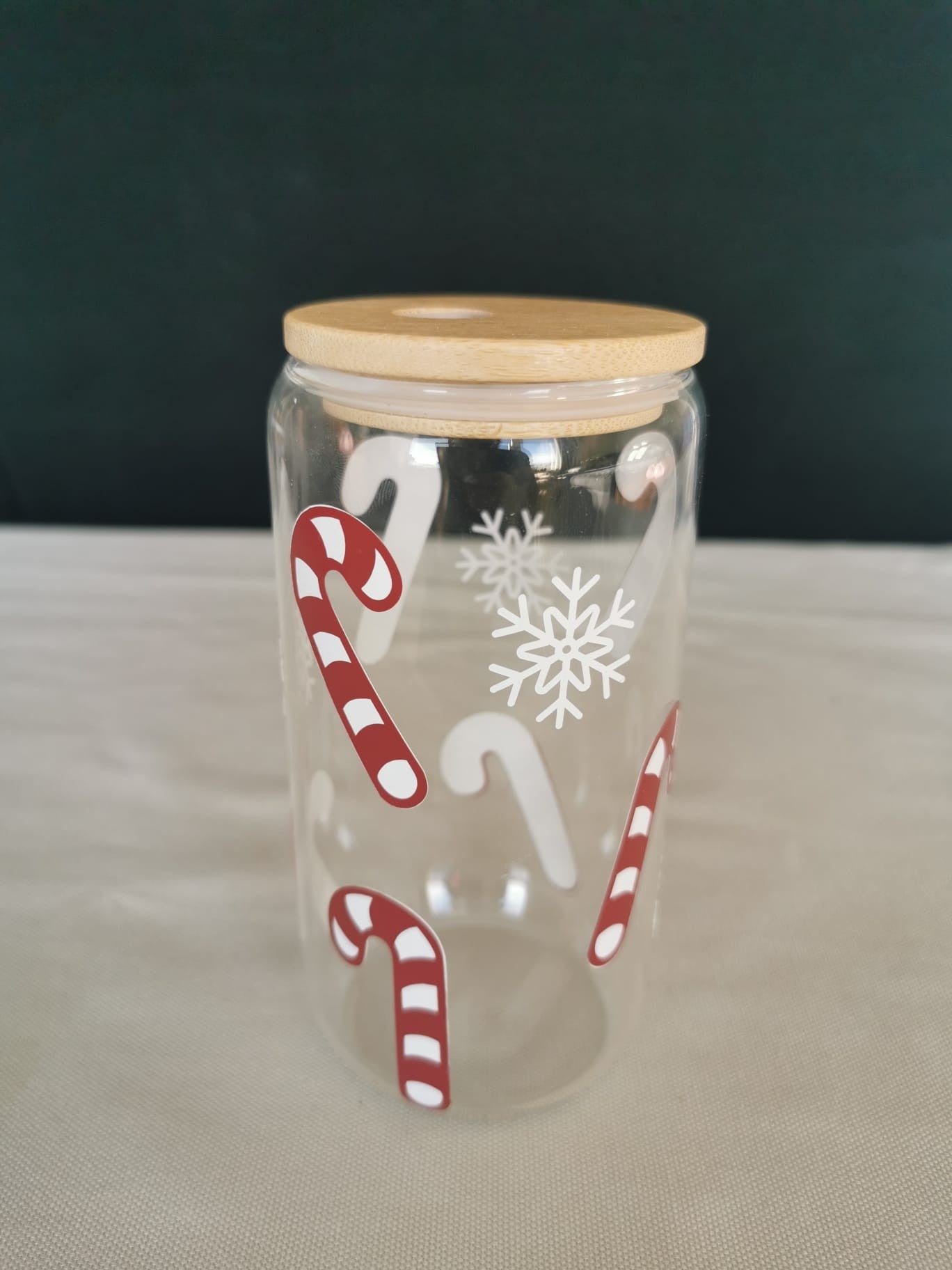 Klarer Candy Cane Glasbecher mit Bambusdeckel – Weihnachtsglas mit Zuckerstangen und Schneeflocken