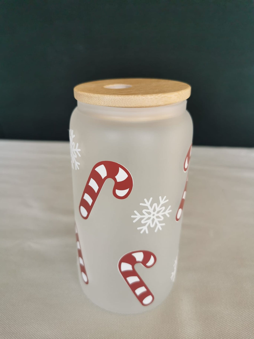 Candy Cane Weihnachtsglas mit Bambusdeckel – Frosted Winterbecher mit Zuckerstangen und Schneeflocken Design