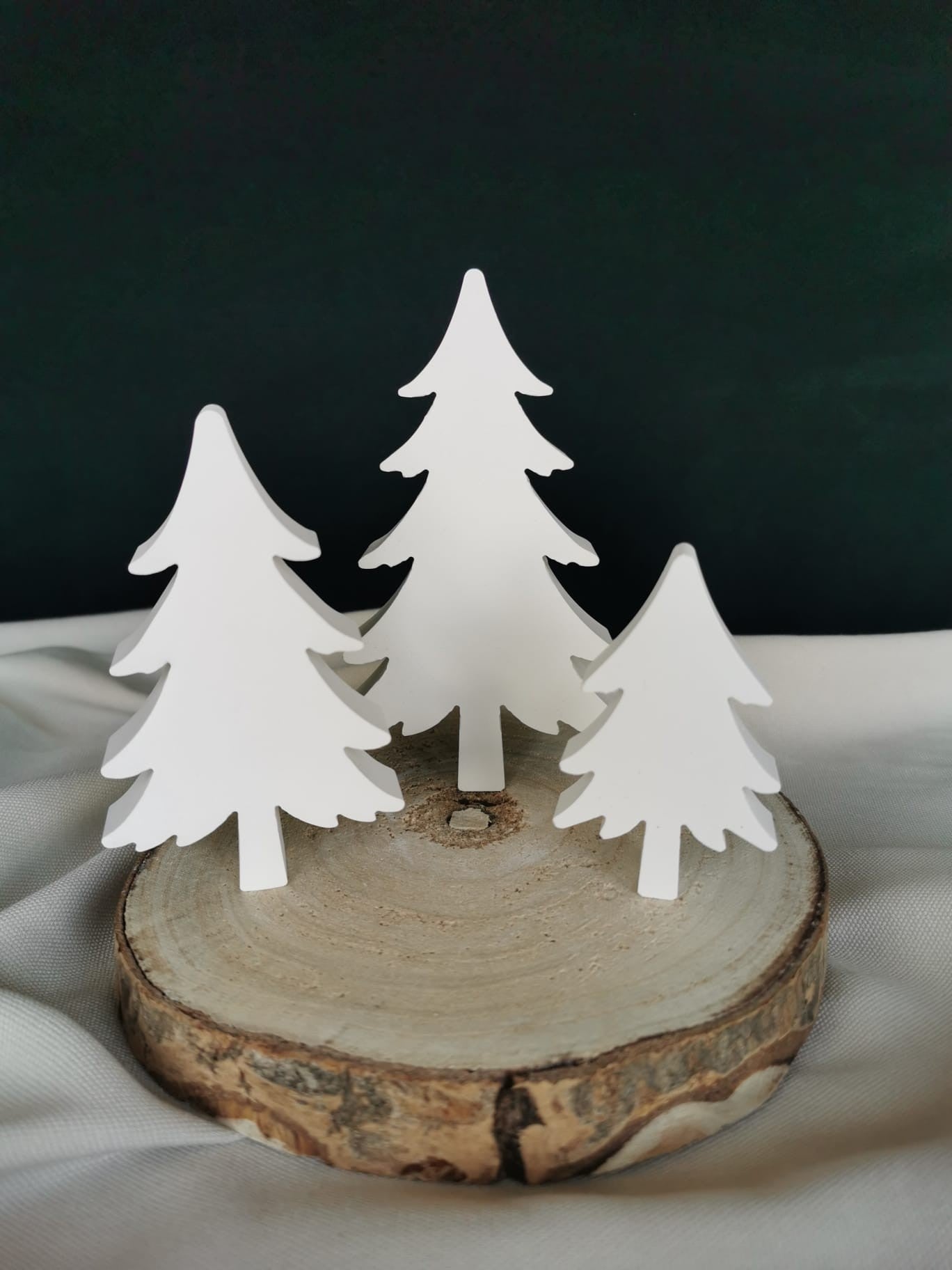 3 weiße stehende Deko-Tannen aus Keramik auf Holzscheibe – minimalistische Weihnachtsdeko