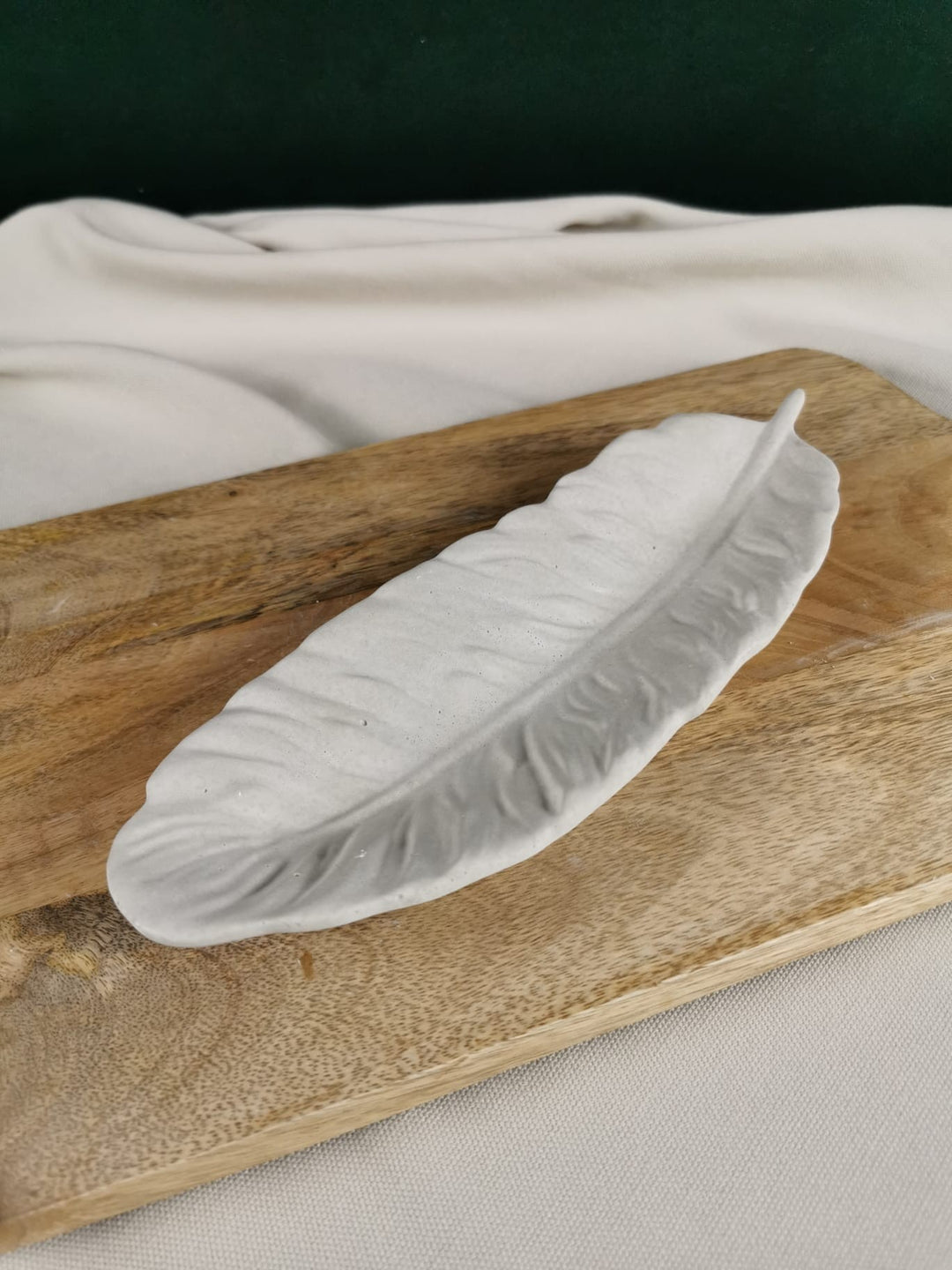 „Handgegossene Beton-Federschale in natürlichem Grau – elegante Deko- und Ablageschale in Federform“