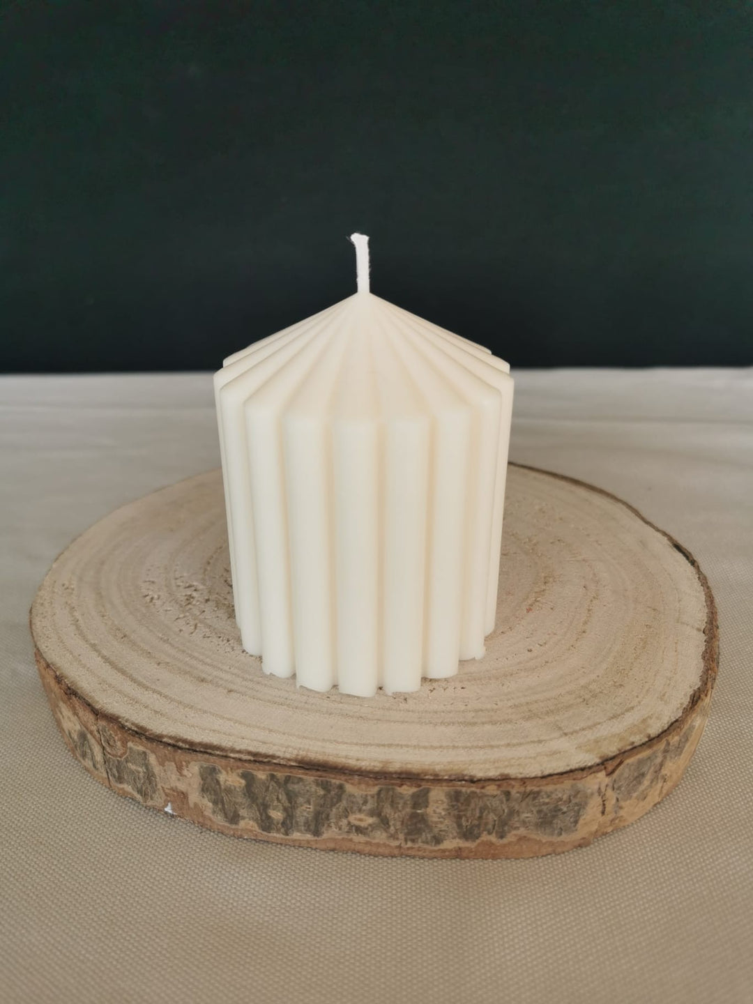 Cremefarbene gerippte Stumpenkerze klein auf Holzunterlage – handgegossen, dekorative Kerze von Mara’s Kreativkischdle