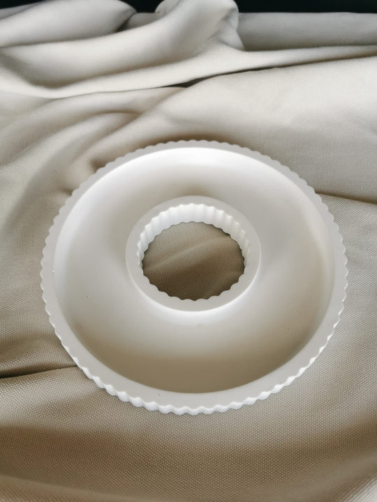 Runde Dekoform in weißer Keramik-Optik, geeignet für Mini-Häuschen und weihnachtliche Arrangements, fotografiert auf Stoffuntergrund.