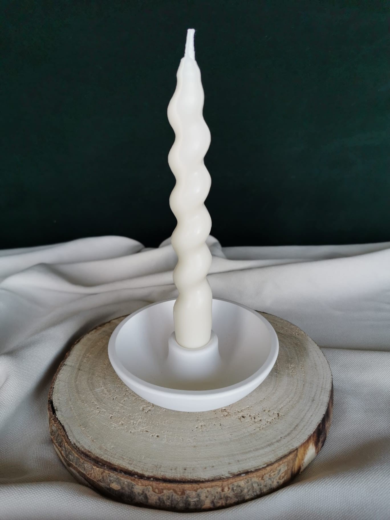 Weißer Keramik Kerzenhalter mit rundem Teller und Mittelhalter, geeignet für Stabkerzen, minimalistisches Design.