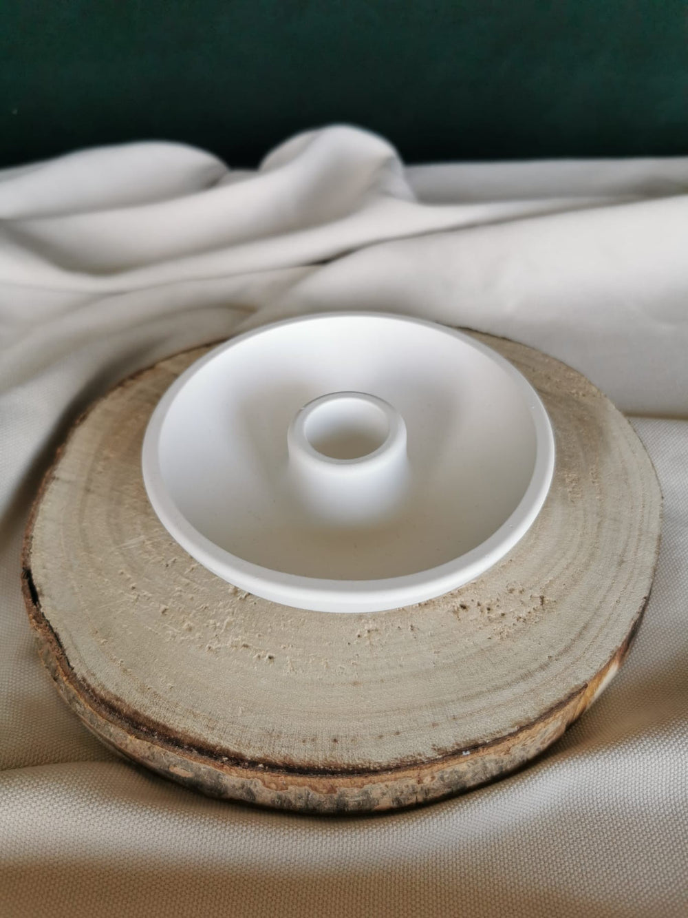 Weißer Keramik Kerzenhalter mit rundem Teller und Mittelhalter, geeignet für Stabkerzen, minimalistisches Design.