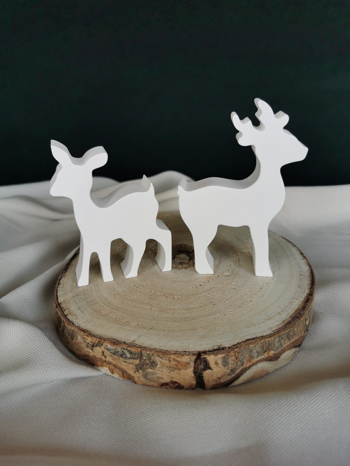 „Minimalistisches Keramik-Figurenset aus weißem Reh und Hirsch als winterliche Weihnachtsdekoration.“