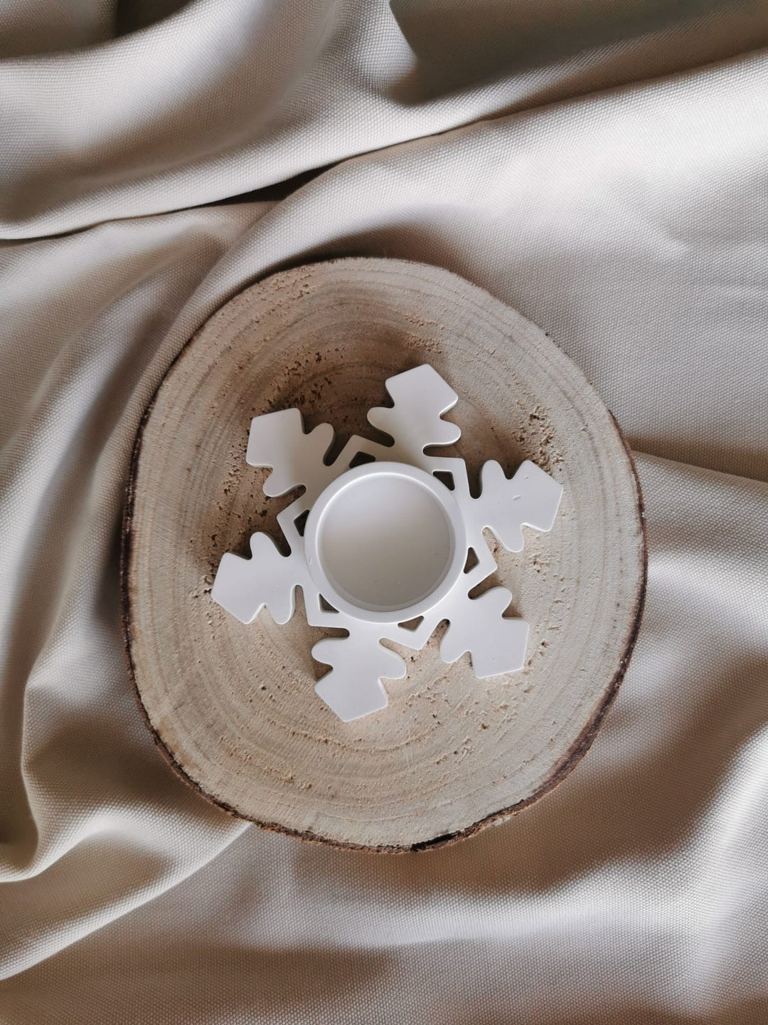 Keramik Schneeflocke Kerzenhalter in weiß auf Holzunterlage – winterliche Weihnachtsdeko